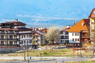 Bansko manzara, ağaçlar ve dağlar ile bahar