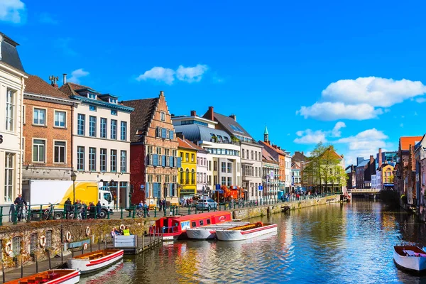 Ghent, Belçika'daki Kanal boyunca eski renkli geleneksel evleri — Stok fotoğraf