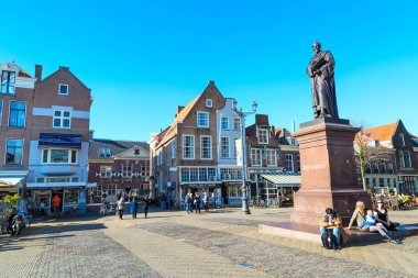 Hugo Grotius heykeli, geleneksel Hollanda evleri, popüler Holland hedef şehir merkezinde yürüyüş insanlar