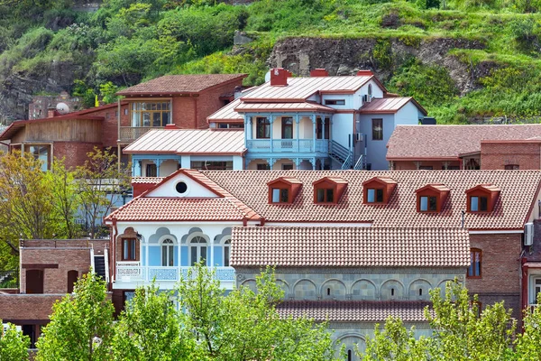 Дома с традиционными деревянными резными балконами Старого города Тбилиси, Грузия — стоковое фото