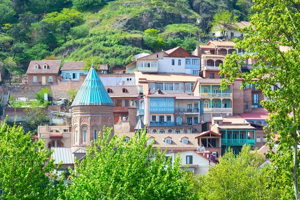 Häuser mit traditionellen Holzschnitzereien Balkone der Altstadt von Tiflis, Republik Georgien — Stockfoto