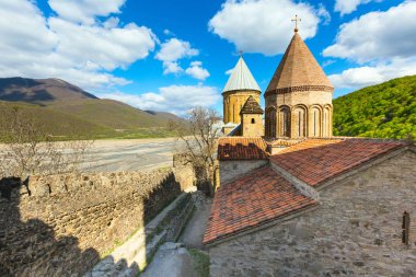 Gürcistan 'daki Aragvi Nehri' ndeki Ananuri şatosu