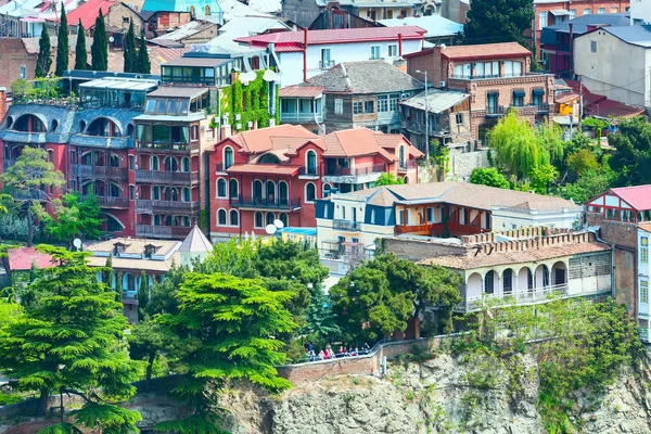 Häuser mit traditionellen Holzschnitzereien Balkone der Altstadt von Tiflis, Republik Georgien — Stockfoto