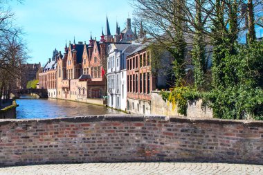 Konut, köprü ve kanal, Bruges, Belçika Groenerei parçası ile doğal cityscape