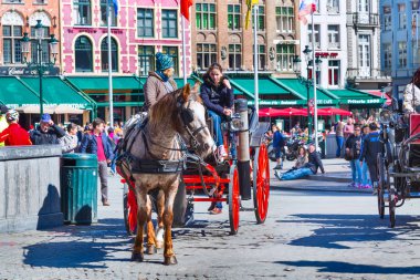 Turistler Bruges, Belçika için bekliyorum Fiakers