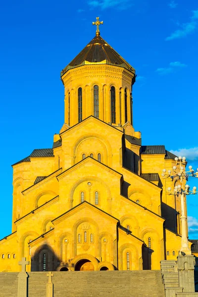 Heliga Trefaldighetskyrkan eller Tsminda Sameba katedralen i Tbilisi, Georgien — Stockfoto