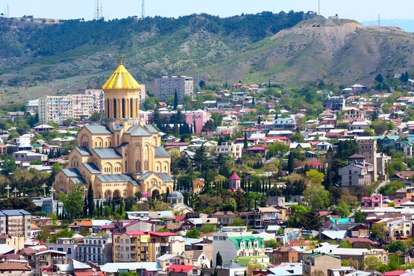 Tiflis, Georgien Luftaufnahme der Skyline mit alten traditionellen Häusern und Kirche — Stockfoto
