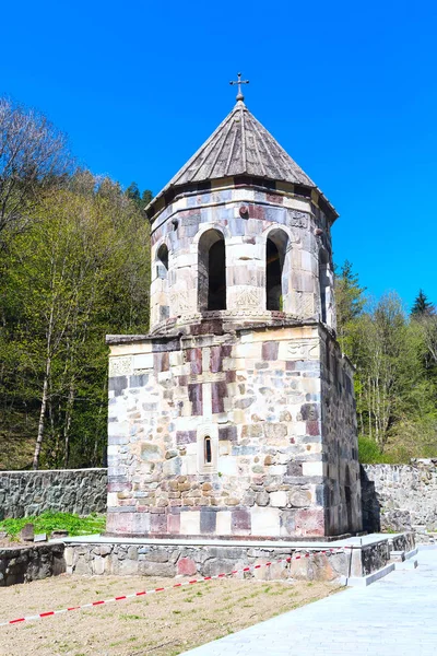 Πράσινο μοναστήρι κοντά τον προορισμό Borjomi κοιλάδα, γεωργία — Φωτογραφία Αρχείου
