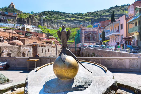 Estatua de pájaro y baños de azufre casas del casco antiguo de Tiflis, República de Georgia — Foto de Stock