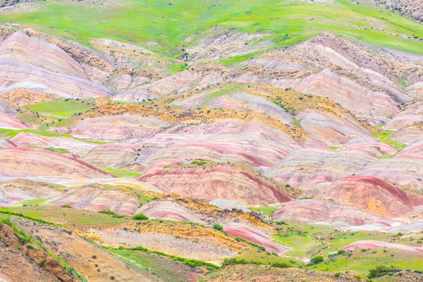 Colorido paisaje mineral de piedra de mauntain alrededor del monasterio de David Gareja en Georgia . — Foto de Stock
