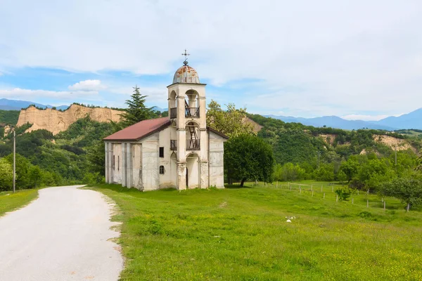 サンダン スキーのブルガリアのロジェン墓近くの教会 — ストック写真