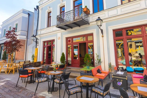 Mesas de restaurante callejero en el casco antiguo. Tiflis, Geogria — Foto de Stock