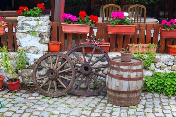 Bulgarian traditional street view with old wheel and wine barrel — Stock Photo, Image