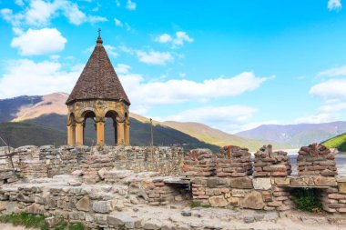 Gürcistan 'daki Aragvi Nehri' ndeki Ananuri şatosu