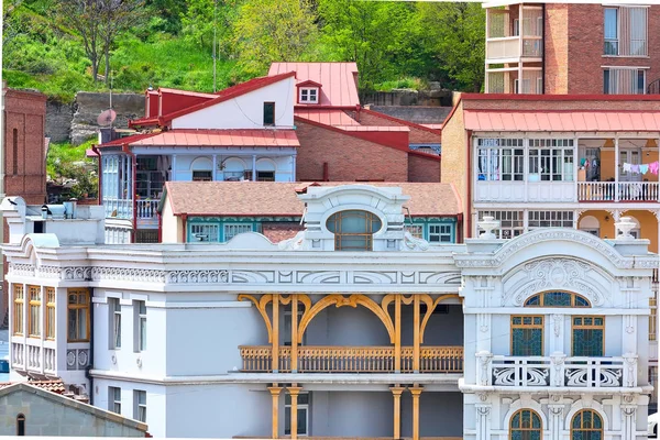 Case con tradizionali balconi in legno intagliato del centro storico di Tbilisi, Repubblica della Georgia — Foto Stock