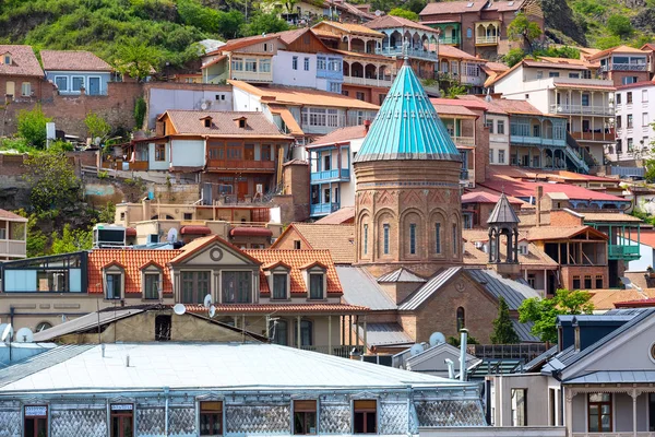 Häuser mit traditionellen Holzschnitzereien Balkone der Altstadt von Tiflis, Republik Georgien — Stockfoto