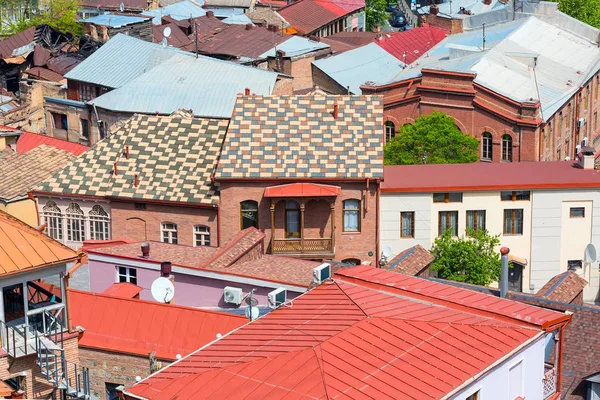Hus med traditionell trä snidning balkonger av gamla stan i Tbilisi, Georgien — Stockfoto