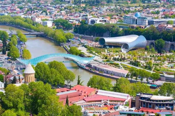 Tbilisi, Georgien antenn stadssilhuetten med gamla traditionella hus river bridge — Stockfoto