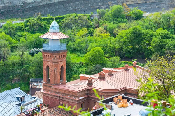 Hus och moskén tornet i gamla stan i Tbilisi, Georgien — Stockfoto