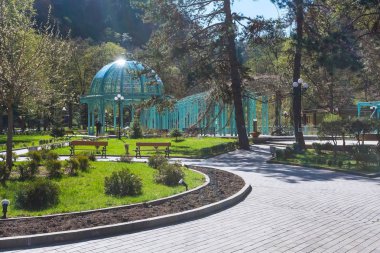 Yeşil park ve Borjomi sıcak su Borjomi, Gürcistan görünümünde bahar