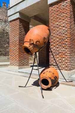 eski geleneksel Gürcü şarap bölgesi sembolü arka plan qvevri testi ile