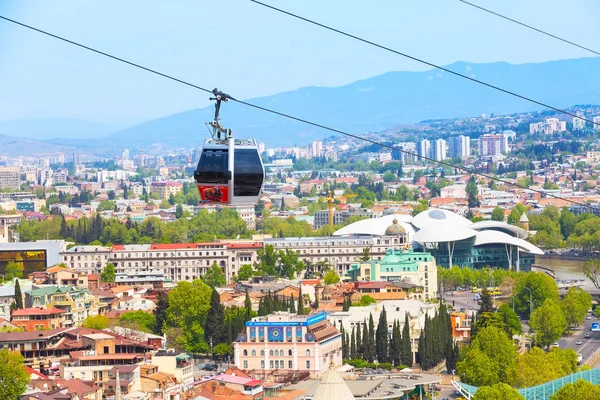 Tbilisi, Georgien linbana stugor och antenn stadssilhuetten — Stockfoto
