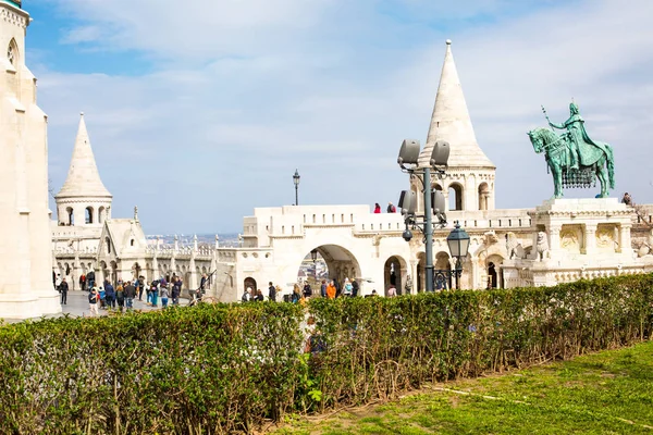 Turistas en Fisherman Bastion, Budapest, Hungría — Foto de Stock