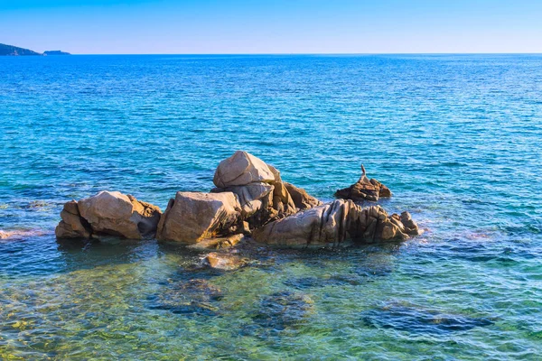 Meereslandschaft mit Steinfelsen — Stockfoto
