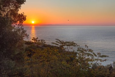 Denizin üzerinde gün batımı