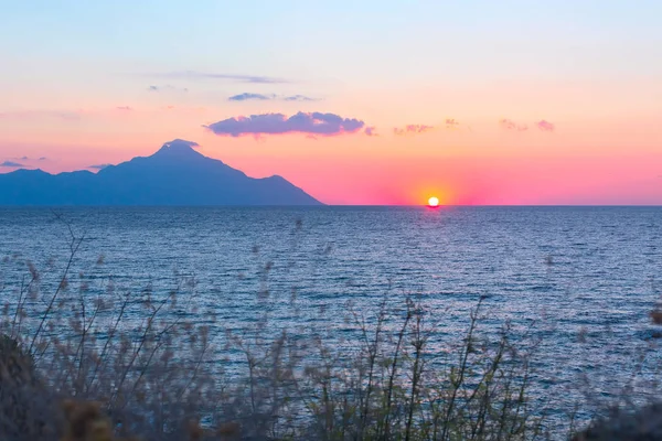 阿陀斯山在日出或日落时的光线与海全景图的轮廓 — 图库照片