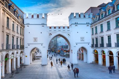 Neuhauser Street ve Karlsplatz kapısı Münih, Almanya