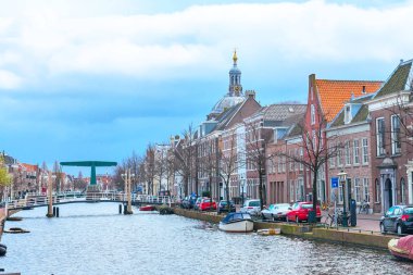 Geleneksel evler, kanal perspektif Leiden, Hollanda