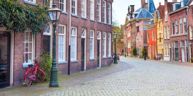 Geleneksel evleri görünümü Leiden, Hollanda