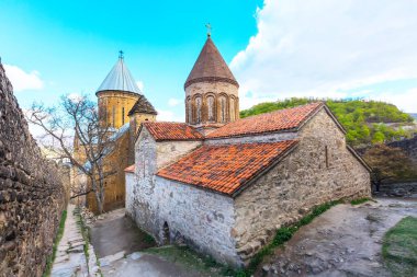 Gürcistan 'daki Aragvi Nehri' ndeki Ananuri şatosu
