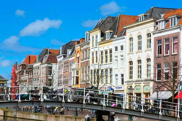 Традиционные дома и мост в центре Лейдена, Нидерланды — стоковое фото