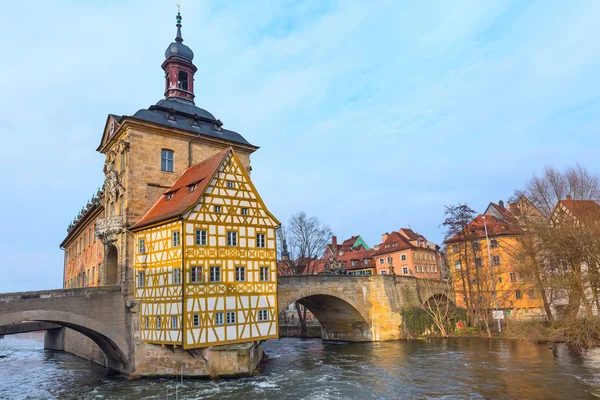 Obere Bridge ja Altes Rathaus Bambergissä, Saksassa — kuvapankkivalokuva