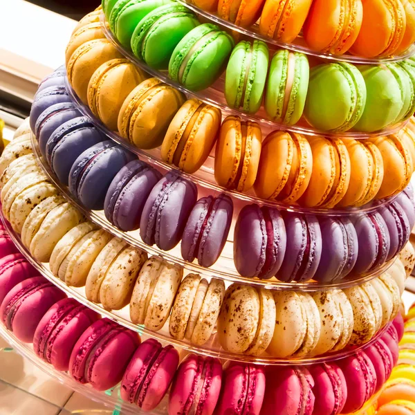 De toren van de traditionele Franse dessert kleurrijke macarons — Stockfoto