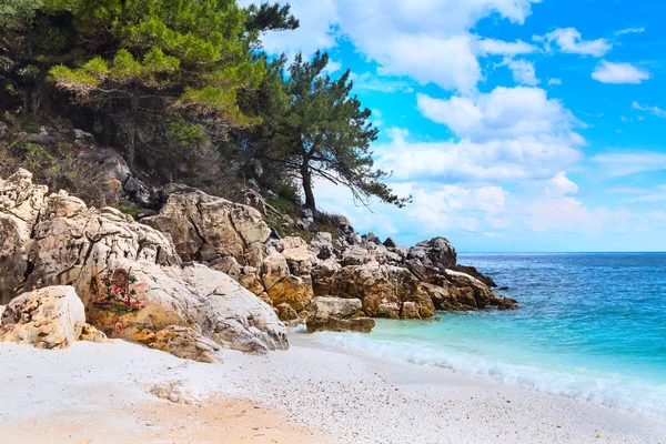 Panorama del paesaggio marino con il greco Saliara aka Marble Beach, Thassos Island, Grecia — Foto Stock