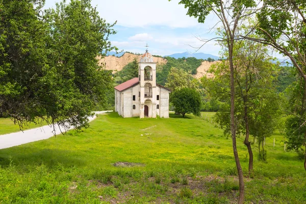 Церковь рядом с Роженом, Болгария, могила Яне Санданского — стоковое фото