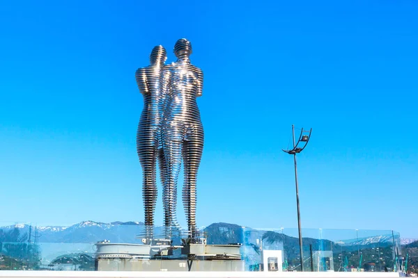 Batumi, Adjara, Georgia escultura de metal Hombre y mujer o Ali y Nino . — Foto de Stock