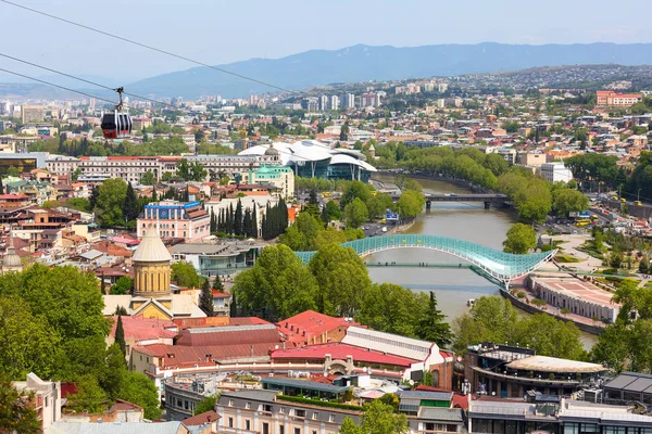 Tbilisi, Georgien linbana stugor och antenn stadssilhuetten — Stockfoto
