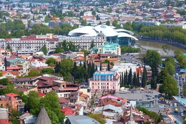 Flygfoto med traditionella georgianska hus och rättvisans hus i Tbilisi, Georgien — Stockfoto