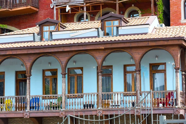 Casas con balcones tradicionales de madera tallada del casco antiguo de Tiflis, República de Georgia — Foto de Stock