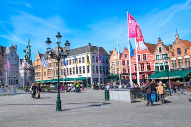 Renkli geleneksel evler, Bruges, Belçika'da yürüyen insanlar ile kare