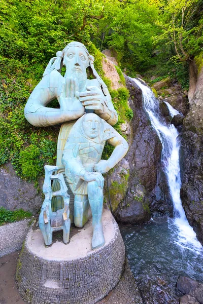 Escultura de San Andrés y cascada en el camino de Batumi a Sarpi, Georgia , — Foto de Stock