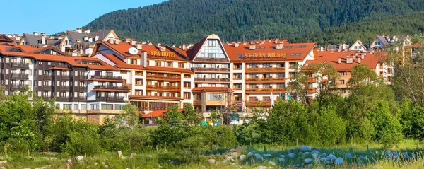 Св. Иван Рильский отель и летняя панорама гор в болгарском горнолыжном курорте Банско — стоковое фото