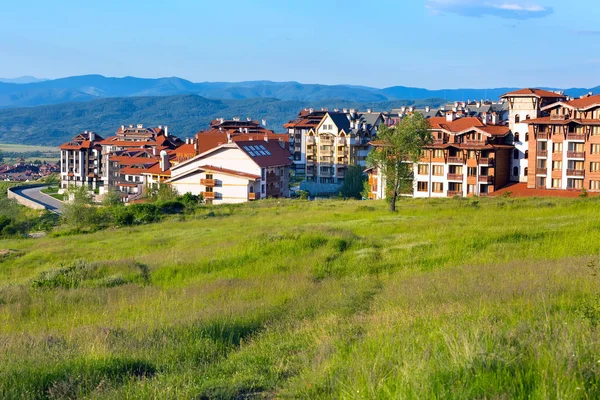Wooden chalet hotel houses and summer mountains panorama in bulgarian ski resort Bansko, Bulgaria — Stock Photo, Image