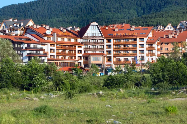 Hotel St. Ivan Rilski y panorama de las montañas de verano en la estación de esquí bulgara Bansko — Foto de Stock