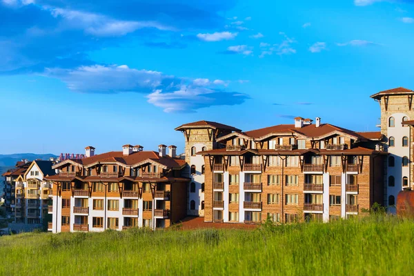 Chalé de madeira casas de hotel e montanhas de verão panorama na estância de esqui búlgara Bansko, Bulgária — Fotografia de Stock