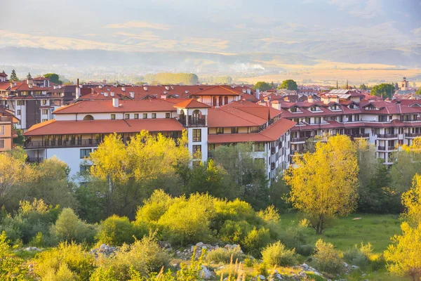 Sommar panorama i bulgariska alla säsongen resort Bansko, Bulgarien — Stockfoto